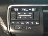 【左右独立オートエアコン】左右席で独立温度コントロールが可能です。運転席はキンキンに冷やして助手席はマイルドにと言った設定が可能です☆暑さ寒さでケンカすることもなくなりますね♪