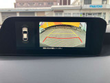 ギアをRに入れるとバックカメラの画面になりガイドが表示されますのでバック時も安心してください。視覚は大事ですね!