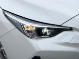 【LEDヘッドライト】悪天候や夜間走行時も良好な視界を確保し安心して運転できる高輝度LEDヘッドライトを装備!点灯速度が早く、消費電力も抑えられています。