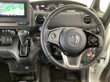 【ハンドル】運転にかかわる様々な操作を安全に行えるように視点移動が少なく操作性に配慮されたスイッチ類が凝縮されたコックピットです。