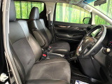 運転席まわりには十分なスペースがあり、大柄な方でもゆったり運転していただける環境です。