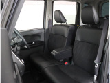 運転席が広く、運転がしやすい作りになっています!内装は黒でかっこよくなっています!