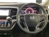 【ハンドル】運転にかかわる様々な操作を安全に行えるように視点移動が少なく操作性に配慮されたスイッチ類が凝縮されたコックピットです。