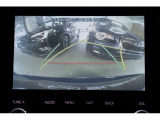 後退時にはディスプレイに後方の映像とアシストラインが表示されます!