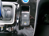 オートブレーキホールド。信号待ちなどの停車時に、ブレーキペダルを不に続けなくていなくても自動的にブレーキ力がキープされる機能です。アクセルペダルを踏めば、ブレーキが解除され発進が可能です。
