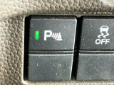 パーキングセンサーシステムは走行中に障害物が迫ると音と表示でお知らせ、低速走行時時の安心感を高めます