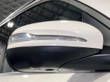 ウィンカー内蔵ドアミラーを開発したのは『メルセデス・ベンツ』です。他車からの視認性が高まり、事故の可能性を低減させています。更に、点灯部分はドライバーの視界に入らないように設計されています。
