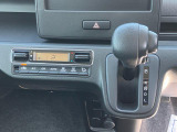 設定した温度に自動調整【オートエアコン】★車内を快適に保ちます♪足元すっきりの【インパネシフト】!