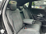 メルセデス・ベンツの定める厳しい基準をクリアしたお車のみをご案内させて頂きます。納車前整備はメーカー規定に基づき当店3Fの指定工場で入念に行なわれます。熟練のメカニックがお客様のお車を整備致します。