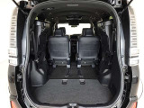 サードシートは跳ね上げ式。片手でのワンタッチ格納で荷室スペースが広がります。