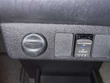 充電用USB端子付き。スマートフォンなどの充電に便利です。