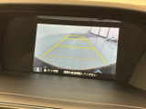 リバースギアに入れるだけで後方の表示へ切り替わります。夜間や雨の日の駐車も楽になりますよ。