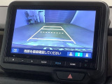 リバースギアに入れるだけで後方の表示へ切り替わります。夜間や雨の日の駐車も楽になりますよ。