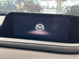 【8インチマツダコネクト】車内の雰囲気にマッチした大型のディスプレイ。スマホ接続でのナビ使用やBluetooth再生等、様々な機能が楽しめます。直感的なダイヤル操作が可能で、使い勝手も良好です。