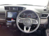 運転席まわりです。 各操作スイッチは使いやすい位置に配置されてます。
