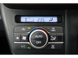 ★エアコンはオートタイプが装着済みです!オートモードにしておけば、車内温度を設定するだけで風の料や吹き出し口の切り替えを機械が行ってくれます!一年中快適な環境を作れますよ♪
