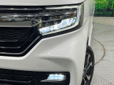 【LEDヘッドライト】悪天候や夜間走行時も良好な視界を確保し安心して運転できる高輝度LEDヘッドライトを装備!点灯速度が早く、消費電力も抑えられています。