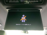 【14型有機ELフリップダウン】三列目からでも迫力のエンタメが観れる大画面フリップダウン。有機ELのモニターでは、一般的なフリップダウンよりも高コントラストでキレイな映像を楽しめます。