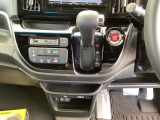足元スッキリ、インパネシフトです。パーキングブレーキはフットブレーキタイプなので、運転席と助手席の間がスッキリしています。