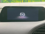 【8.8インチマツダコネクト】車内の雰囲気にマッチした大型のディスプレイ。スマホ接続でのナビ使用やBluetooth再生等、様々な機能が楽しめます。直感的なダイヤル操作が可能で、使い勝手も良好です。