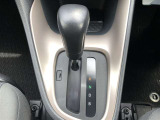 操作しやすいATシフトです。シフトチェンジを気にしなくてよいので運転だけに集中できますね。自然と手に届くところにある、手になじむ形状のシフトノブがいいですね。