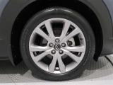 アルミホイールを装備、タイヤサイズは215/55R18です。
