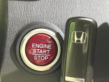 【Hondaスマートキー】カバンやポケットに入れたままでもドアの施錠・解錠が可能なスマートキーを装備。エンジンのオン・オフ時もカギを取り出す必要が無いからとっても便利です♪