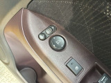 狭い駐車場で便利な電動格納ドアミラーが付いています。