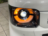 【LEDヘッドライト】悪天候や夜間走行時も良好な視界を確保し安心して運転できる高輝度LEDヘッドライトを装備!点灯速度が早く、消費電力も抑えられています。