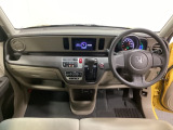 車内は光触媒抗菌消臭施工済です。インパネ周りはスタイリッシュなデザインです。グローブボックスやカップホルダーのほかにトレーなどたくさんの収納スペースが付いています。