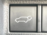 【パワーバックドア】スマートキーや運転席のボタンを押すだけでリアゲートが自動で開閉します!荷物を持っている時や、高い位置にあるバックドアを閉める際に便利な機能です♪
