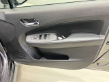 【運転席ドア】ボトルホルダーや収納ポケットが付いているので運転席周りもスッキリ保てます★