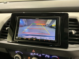 リバースギアに入れるだけで後方の表示へ切り替わります。夜間や雨の日の駐車も楽になりますよ。