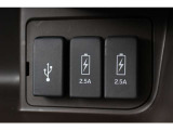 2.5AのUSB(充電)が付いており、車内でもしっかりとスマートフォン等の機器へ充電可能です♪