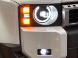 【LEDヘッドライト】悪天候や夜間走行時も良好な視界を確保し安心して運転できる高輝度LEDヘッドライトを装備!点灯速度が早く、消費電力も抑えられています。