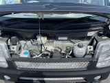 エンジンルームの画像です。店舗にて現車の確認もいただけますので、お電話で在庫のご確認の上是非ご来店くださいませ!!!ワクワクするクルマ選びをご提案します!