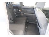 後席シートは分割可倒式。乗せる荷物や乗車人数に合わせて片側ずつ倒すことが出来ます。
