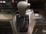 CVT車のセレクトレバーです。低速から高速まで、変速ショックのないスムーズな走りと、エンジン効率のよい領域を維持して燃費にも貢献します。サイドブレーキはスイッチ操作の電子制御パーキングブレーキです。