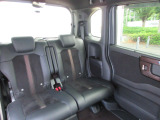 フロントベンチシートだから運転席助手席足元もゆったり広々快適です。助手席への移動も楽々です。