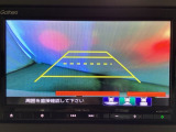 バックでの車庫入れも安心です! リアカメラが付いているバックモニター付のナビを装備しております。操作線もついており距離感も画面から確認できます。