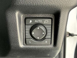 日本の駐車場は幅が広くないところが多くて、乗り降りが大変だったりしますよね。電動ミラーがあれば、室内でミラーをたためるので、駐車するときも便利ですね。