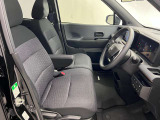 運転席も広くゆとりのある室内です