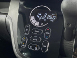【オートエアコン】一度お好みの温度に設定すれば、車内の温度を検知し風量や温度を自動で調整。暑い&hellip;寒い&hellip;と何度もスイッチ操作をする必要はありません。快適な車内空間には必須の機能ですね♪