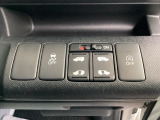 【両側パワースライドドア】です。リモコンや運転席のスイッチ操作で楽々自動開閉。
