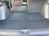 後席は分割可倒式で、用途に合わせてアレンジ可能。荷物の量や乗車人数に応じて柔軟に使える便利なシートです。
