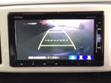 【バックカメラ】運転が苦手な方も車庫入れラクラクです!ギアをリバースに入れれば自動的に切り換わりますので、面倒な操作は不要です♪狭い駐車場もお車を傷つけず安心ですね!