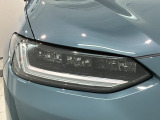 LEDヘッドライトは、点灯の瞬間から最大光量を発揮し、突然暗くなるトンネルなどでの安定感を高めます。