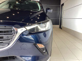 CX-3のヘッドライトは、シャープで精悍なデザインと、夜間視界を劇的に高める先進的な「アダプティブ・LED・ヘッドライト」は、対向車や先行車を眩惑せずに常に快適な視界を確保します。