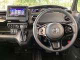 運転席周辺のスマートなレイアウトが、操作のしやすさを実現。快適なドライブをサポートします。パーキングブレーキはフットブレーキタイプです。