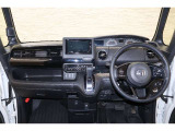 操作性に優れた運転席となります!小物入れや各ボタンの配置にこだわり、使いやすいです!座り心地もよく視認性も良好なのでロングドライブもお任せ下さい!